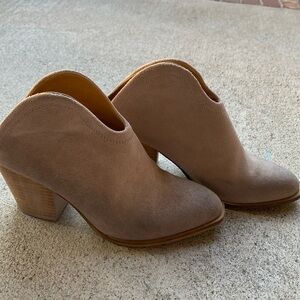 Women’s Chinese laundry heeled boots